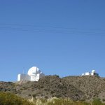 08 Domo de telescopio Dr. Sahade. A la derecha, cúpula radiotelescopio solar de alta frecuencia